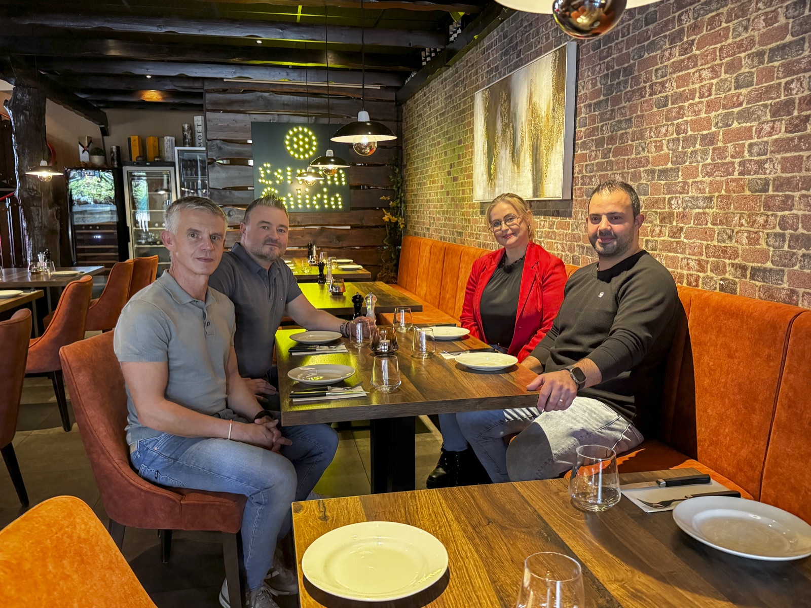 Gemeinsam am Tisch im Los Amigos