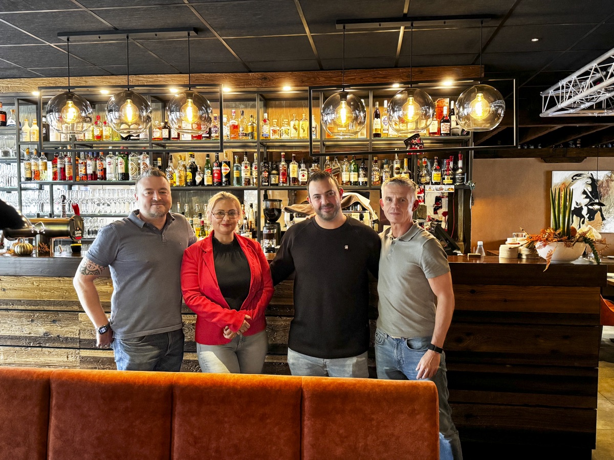 Das Team an der Bar des Los Amigos